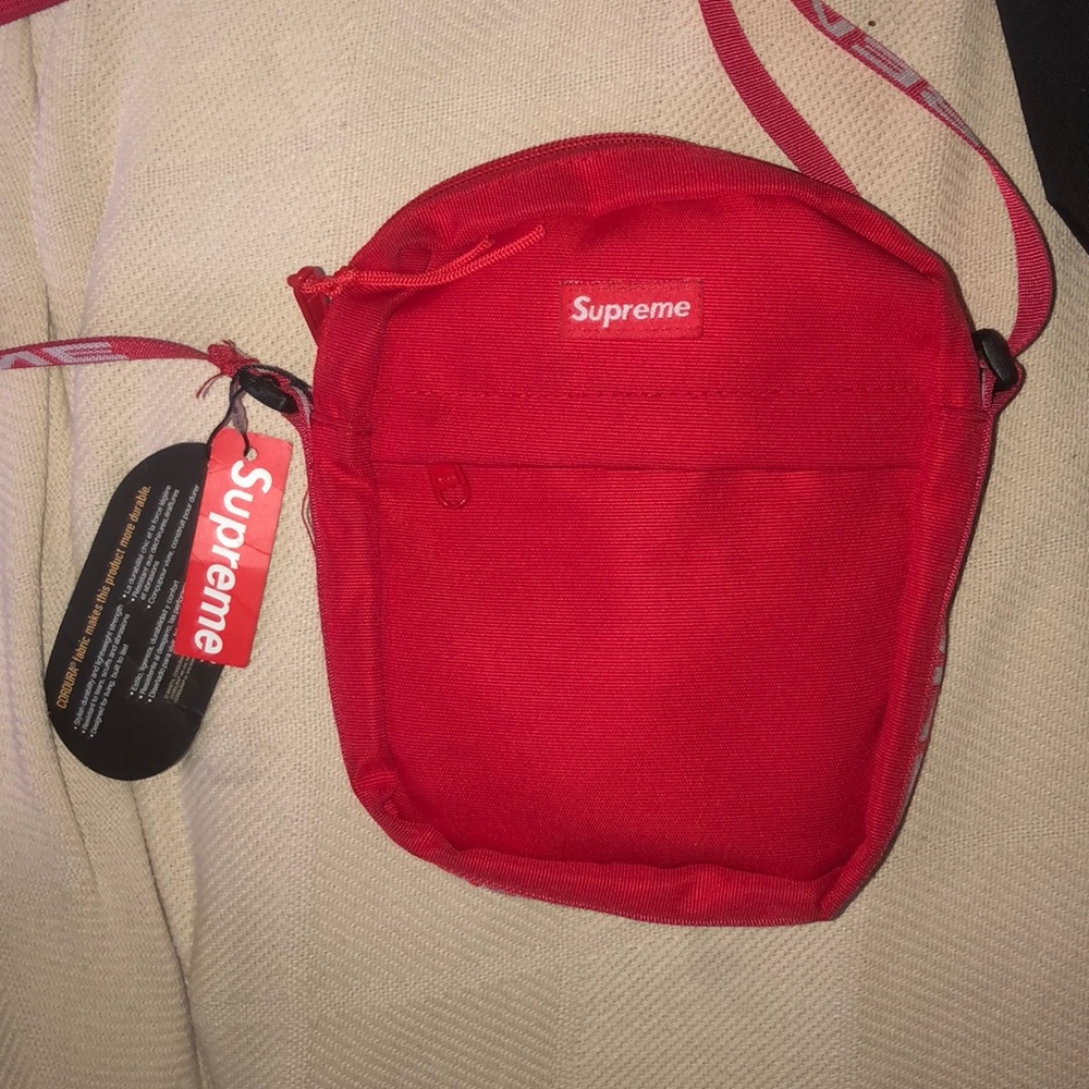 %100 authentic ss18 supreme shoulder bag
